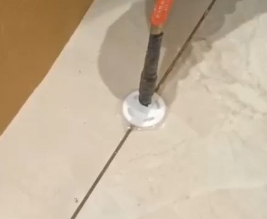 富锦瓷砖空鼓维修公司专业解答瓷砖在铺贴过程中，如果没有涂抹均匀到位的粘结材料（如水泥砂浆或瓷砖胶），可能会导致以下问题