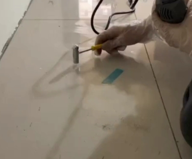 富锦瓷砖开裂维修公司专业分享瓷砖在铺贴前如果没有沥干水分，将会导致以下问题